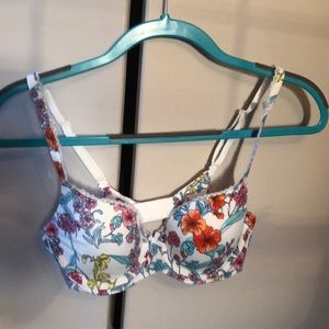 Victoria’s Secret bra 34B. New with tags